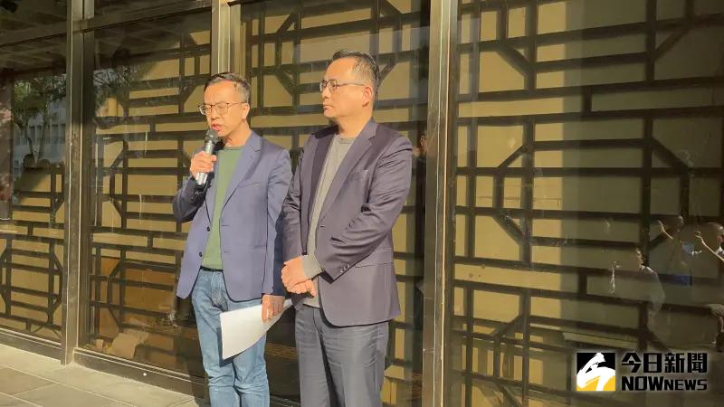 ▲侯辦發言人黃子哲(左)批民進黨剽竊侯友宜競選影片,下午偕同律師簡榮宗向北檢按鈴提告(圖/記者潘千詩攝,2024.01.05)