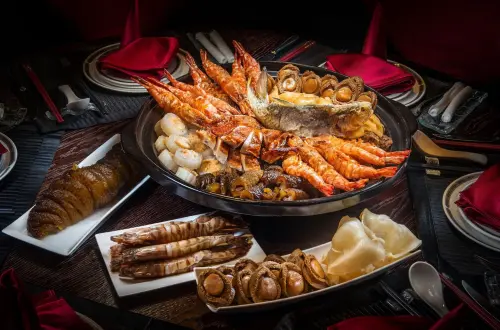 漢來美食旗下的「名人坊」高級粵菜餐廳,推出要價破萬元的港式富貴盆菜,目前業績已銷售8成。(圖/漢來美食提供) ▲漢來美食旗下的「名人坊」高級粵菜餐廳,推出要價破萬元的港式富貴盆菜,目前業績已銷售8成。(圖/漢來美食提供)