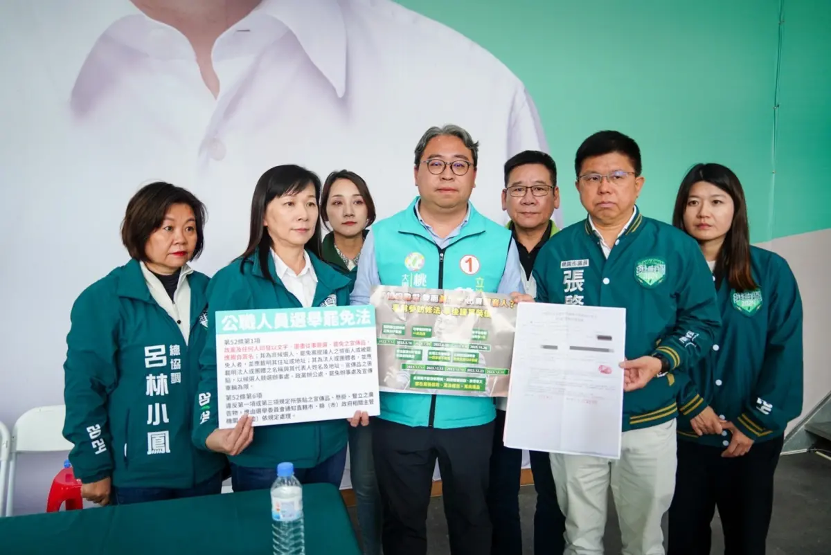 ▲黃世杰說明，一早有新屋支持者告知競選服務團隊，家中報紙收到抹黑黃世杰的未署名黑函。競選服務團隊已向警方報案，並向中選會檢舉。（圖／黃世杰競辦提供）