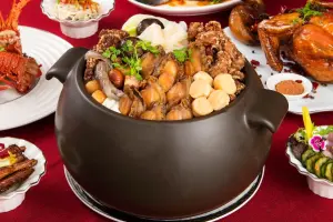 JR東日本大飯店台北的凱華樓中華料理推15-20人份的「巨無霸佛跳牆」售價12,888元,重達9公升。(圖/JR東日本大飯店台北提供) ▲JR東日本大飯店台北的凱華樓中華料理推15-20人份的「巨無霸佛跳牆」售價12,888元,重達9公升。(圖/JR東日本大飯店台北提供)