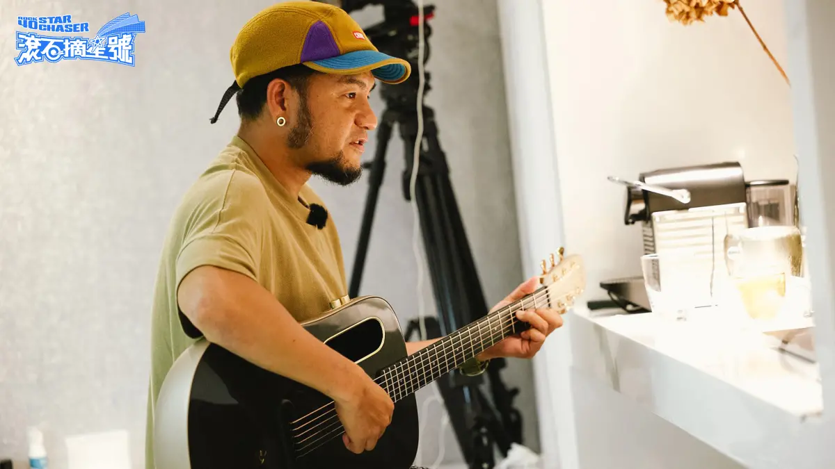 ▲張震嶽在《滾石摘星號》展現驚人創作能力，關在房間一天，靠著手機就能寫歌，創作祕訣也被公開了。（圖／TVBS提供）