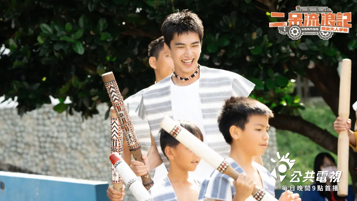 ▲曾敬驊在《二呆流浪記》中不小心弄斷象徵達悟族傳家之寶的木杵，最後害得團隊登門低頭道歉。（圖／公共電視提供）