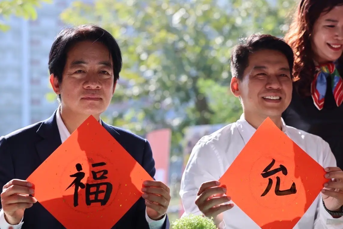 ▲賴清德今（5）日南下高雄，陪同民進黨左營楠梓立委候選人李柏毅參訪，第一站到大義非營利幼兒園和小朋友們互動遊戲與春聯DIY。（圖／李柏毅競總提供）