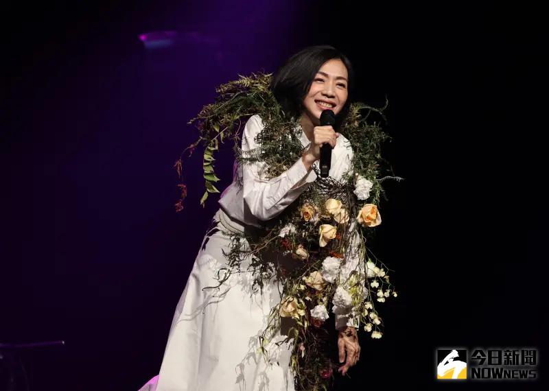 ▲萬芳在台北開唱，把花材全都穿上身。（圖／記者陳明中攝）
