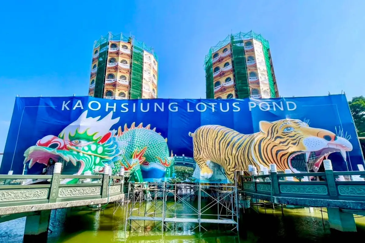 ▲高雄市觀光局從今年1月3日起，以龍虎塔1:1照片原圖輸出，施掛於塔上及龍虎塔入口。（圖／高市府觀光局提供）