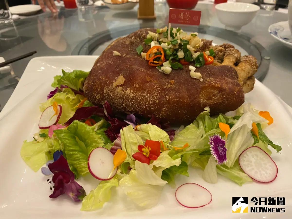 ▲ 膳馨外帶年菜有六道大菜，經典不敗的「十里飄香大元蹄」是年年必點年菜之一。（圖／記者金武鳳攝，2024.1.5)