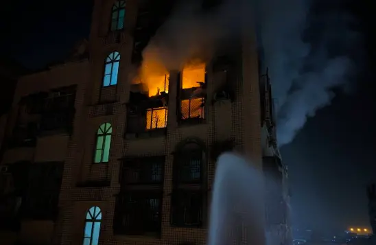 ▲桃園龜山某棟9層樓高大樓，8樓發生火警，一名婦人因逃生不及被燒成焦屍。（圖／翻攝畫面）