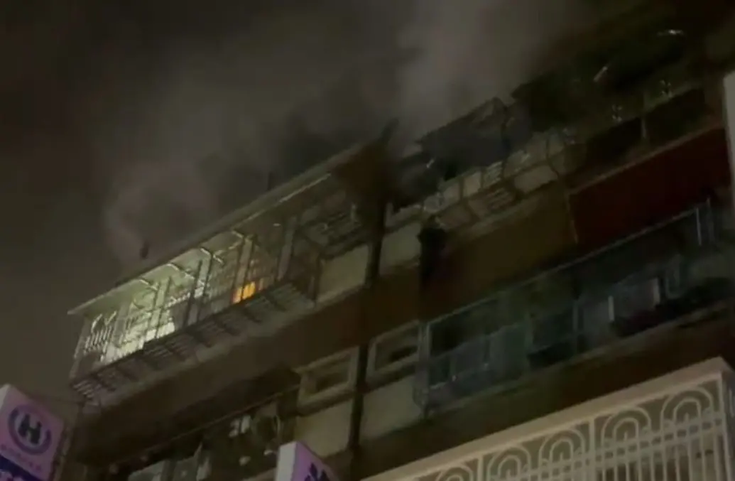 ▲6日凌晨3時許，新北市三重區力行路一段、某民宅5樓發生火警，3名住戶（2女1男）因輕微嗆傷送醫救治，起火原因尚待釐清。（圖／翻攝畫面）