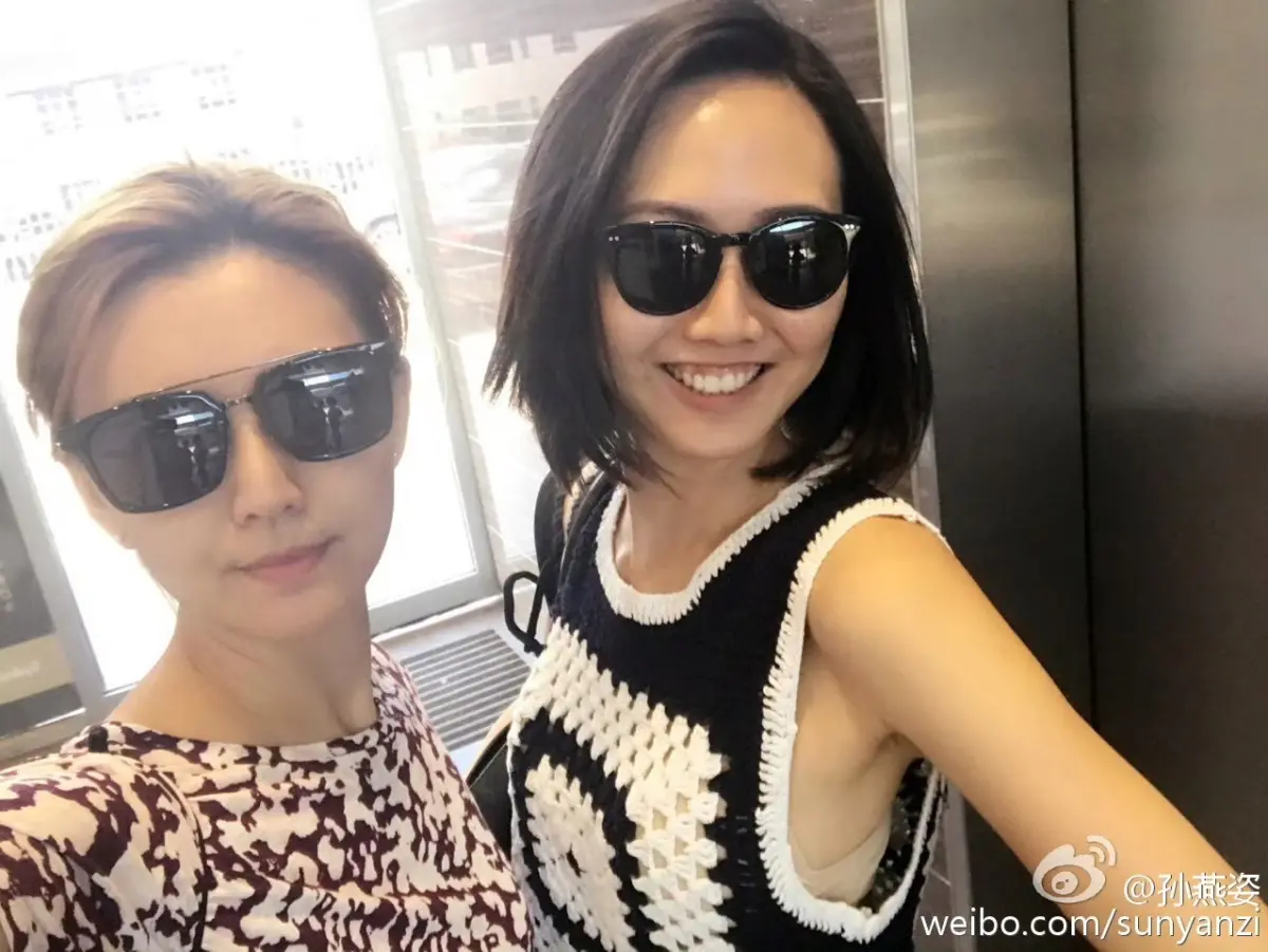 ▲孫燕姿妹妹（右）曾埋怨「活在巨星陰影之下」，羨慕父親始終在陪伴姊姊。（圖／翻攝自孫燕姿微博）