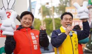 ▲國民黨南投縣二選區立委候選人游顥，控遭民進黨立委蔡培慧「割稻尾」騙選票，蔡培慧則反駁此指控，反嗆「游顥才是詐騙集團首腦」，雙方隔空你來我往、火藥味十足。（圖／翻攝蔡培慧臉書）