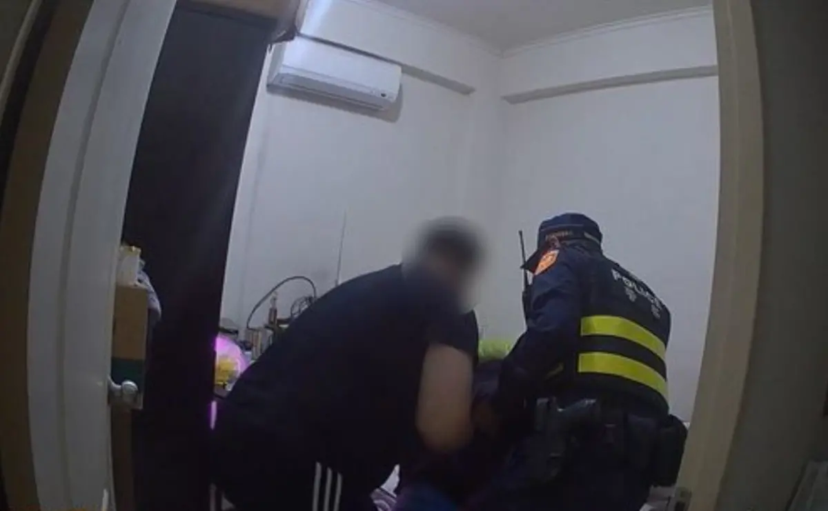 ▲羅姓屋主患有慢性疾病，平日行動不便，當天晚間因不慎跌落床下，倒臥地板無法自行爬起，只好持湯匙敲打牆壁求救，附近鄰居聽見聲響報警處理。（圖／翻攝畫面）