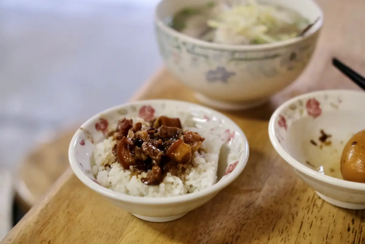 ▲台南老店「福生小食店」是許多老臺南人從小吃到大的早餐選擇，一碗只要20元的肉燥飯，上頭的肉燥卻是以炭火來加熱，再配上鮮甜的丸湯是標準配備。（圖／記者葉盛耀攝）
