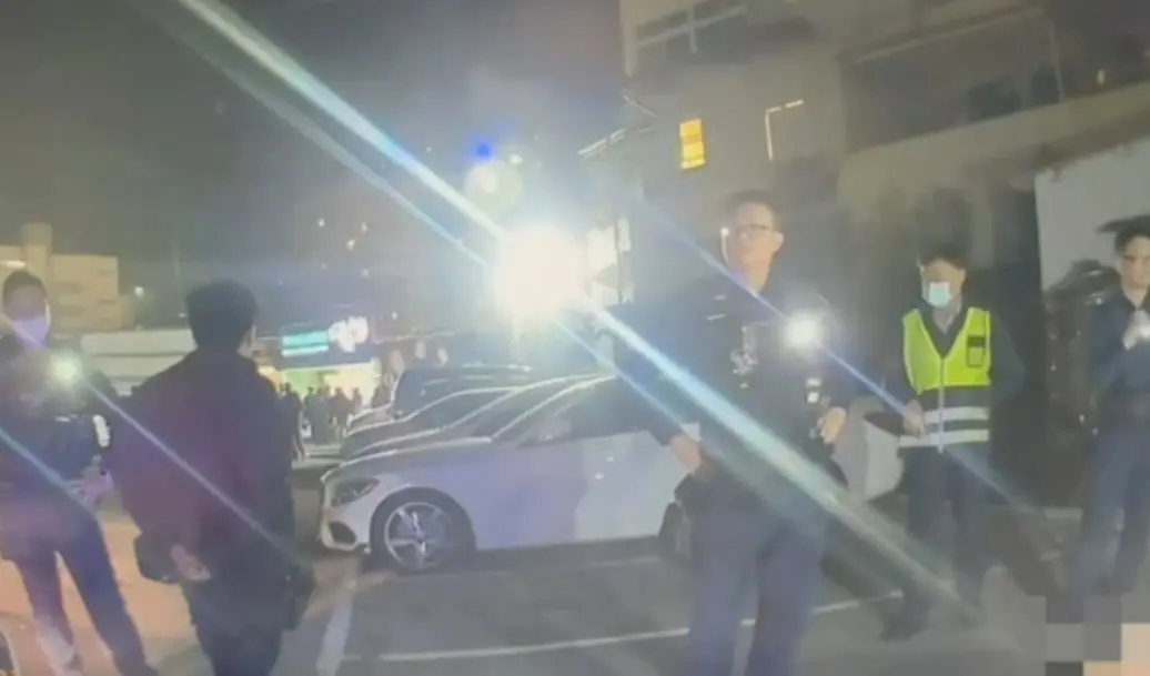 ▲6日凌晨，高雄瑞豐夜市發生街頭鬥毆事件，一名17歲鍾姓少年慘遭4人圍毆，警方獲報後趕抵，經詢問，釐清這是一起債務糾紛引發的暴力衝突。（圖／翻攝畫面）