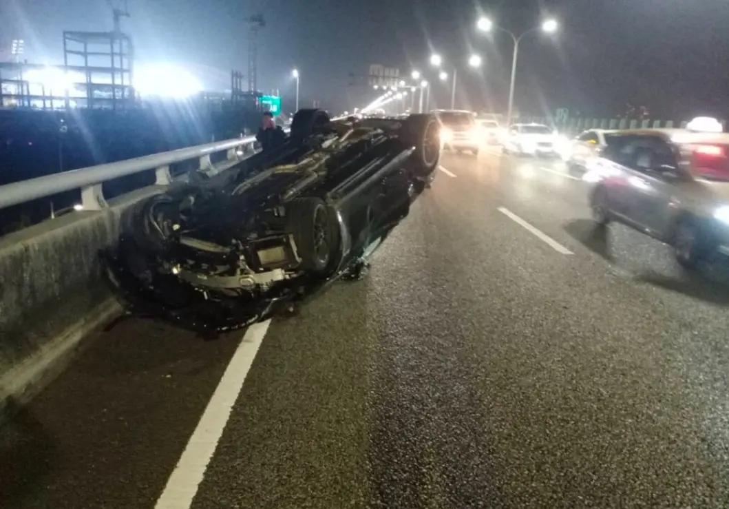 ▲5日晚間，台中28歲的翁姓男子，駕駛駛黑色賓士、行經台74線快速道路往東行，於北屯路段不明原因失控，自撞分隔島翻覆，更波及另一台自小客車。（圖／翻攝畫面）