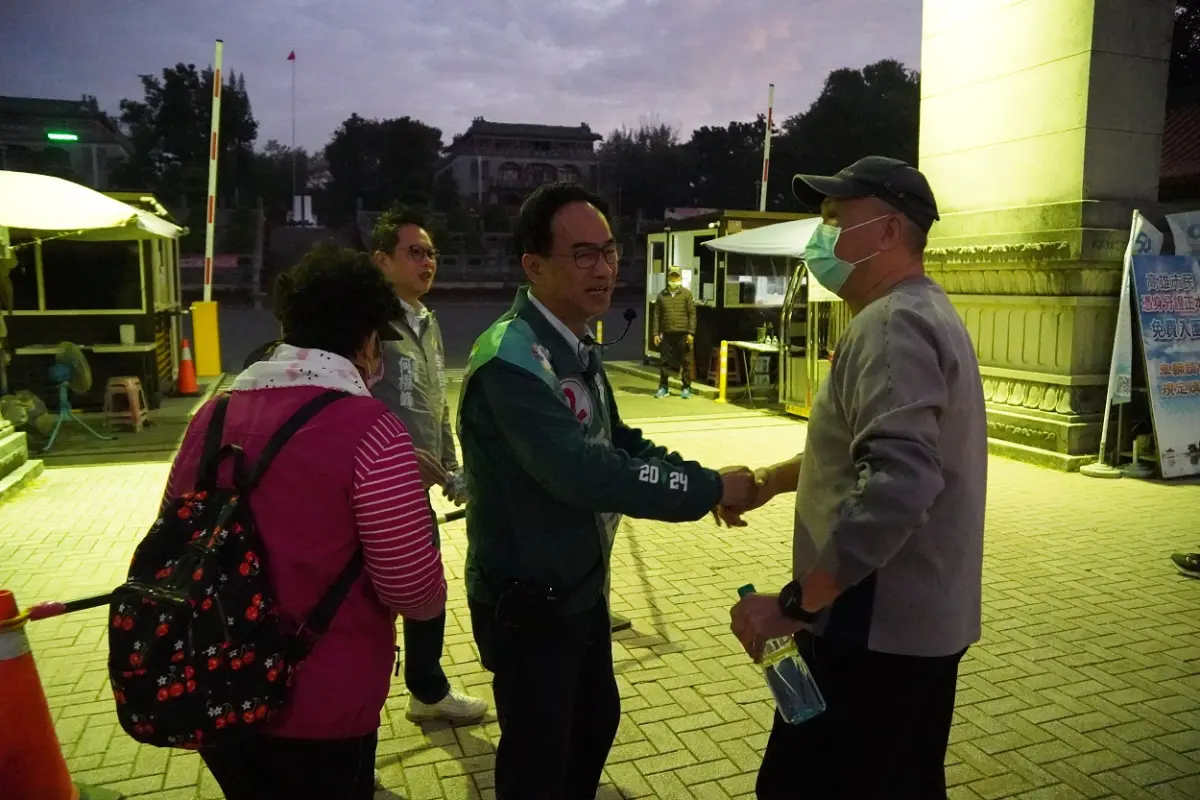 ▲立委候選人李昆澤今天與市議員何權峰上午一同在澄清湖，與民眾請安問好！許多早起運動的民眾也紛紛熱情回應，為李昆澤加油打氣！（圖／立委李昆澤競辦提供）