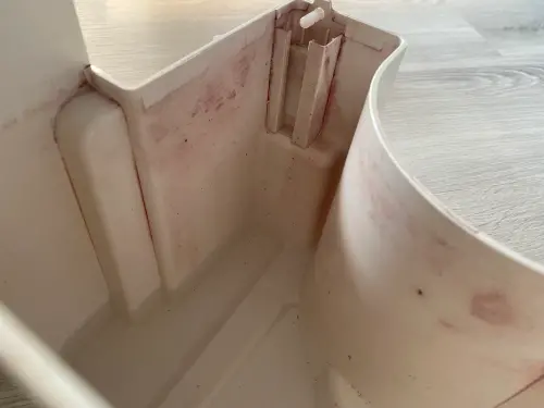 ▲陳崇賢舉例，除濕機水箱那層滑滑黏黏的東西就是「生物膜」。（圖／記者徐銘穗攝）