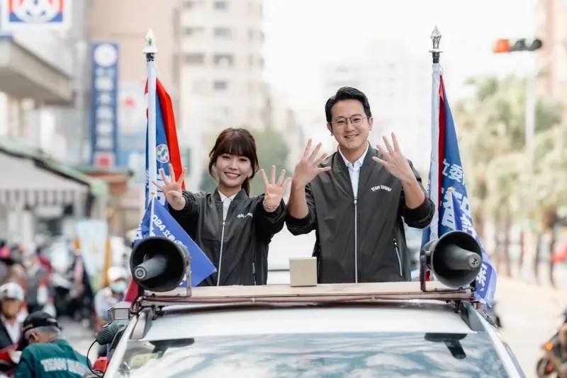 ▲邁團隊年輕局處長廖泰翔、張硯卿,首站輔選許智傑。(圖/賴蕭配高雄競總提供)