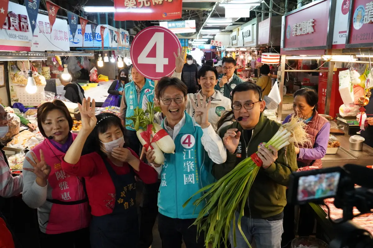 ▲新北市議員卓冠廷南下台中陪同立法委員候選人江肇國前往第三市場掃街拜票(圖／江肇國競總提供2024.1.6)