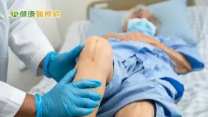 老婦退化性膝關節炎藥物治療無效　「新機器人手術」不用拄拐杖走路

