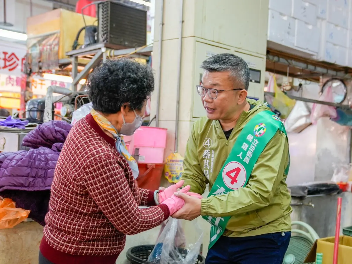 ▲立法院副院長蔡其昌爭取立委連任，前往大甲第二市場掃街拜票，獲得民眾熱情回應(圖／蔡其昌競總提供2024.1.6)