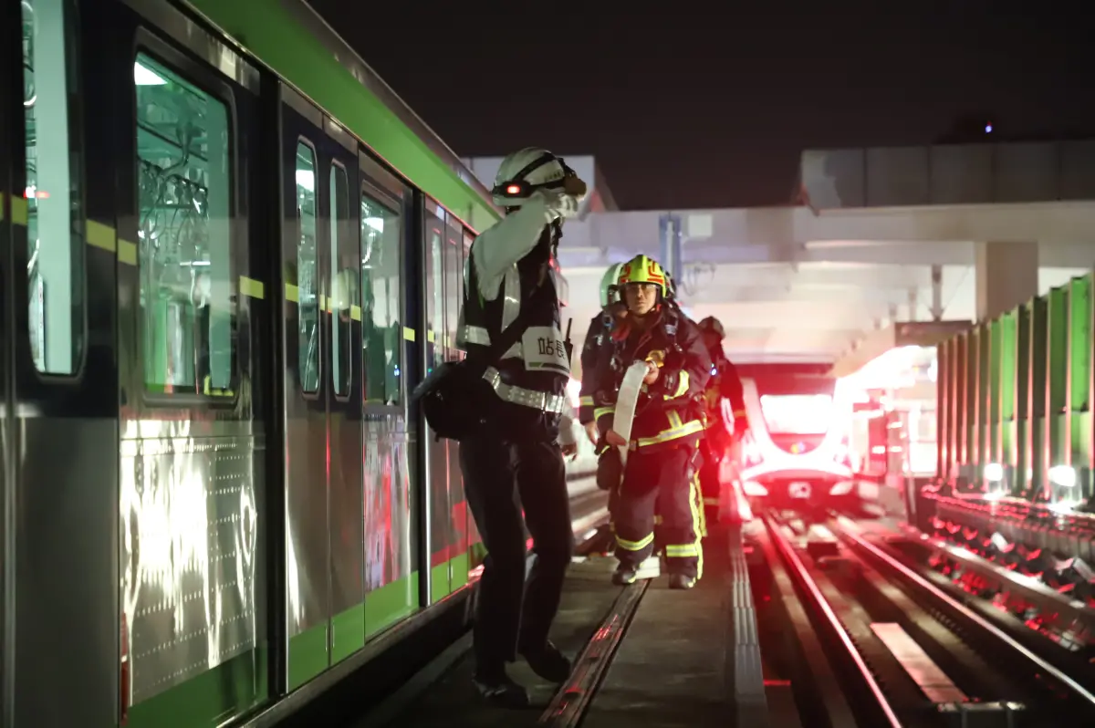 ▲站長引導消防隊至軌道區起火點滅火(圖／中捷提供2024.1.6)