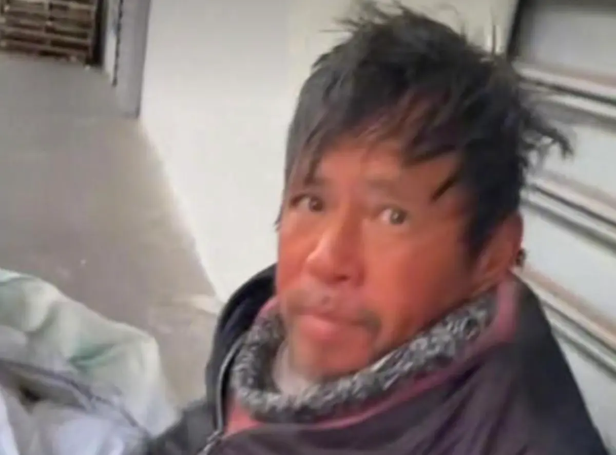 ▲美國紐約街頭一名華裔流浪漢近期引起關注，他是來自江蘇江陰市的「留美博士」，過去攻讀物理科系，曾在華爾街擁有高薪工作，但在經歷人生多重打擊後，最終選擇流浪街頭過日子。（圖／翻攝自微博）
