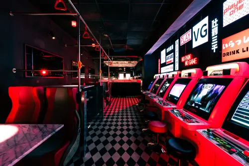 ▲新開酒吧「Speedrun by VG Taipei」以遊戲街機為主題，而調酒則是將經典調酒翻玩，甚至相當費工耗時的「RAMOS GIN FIZZ」這裡也有賣。（圖／Speedrun by VG Taipei提供）