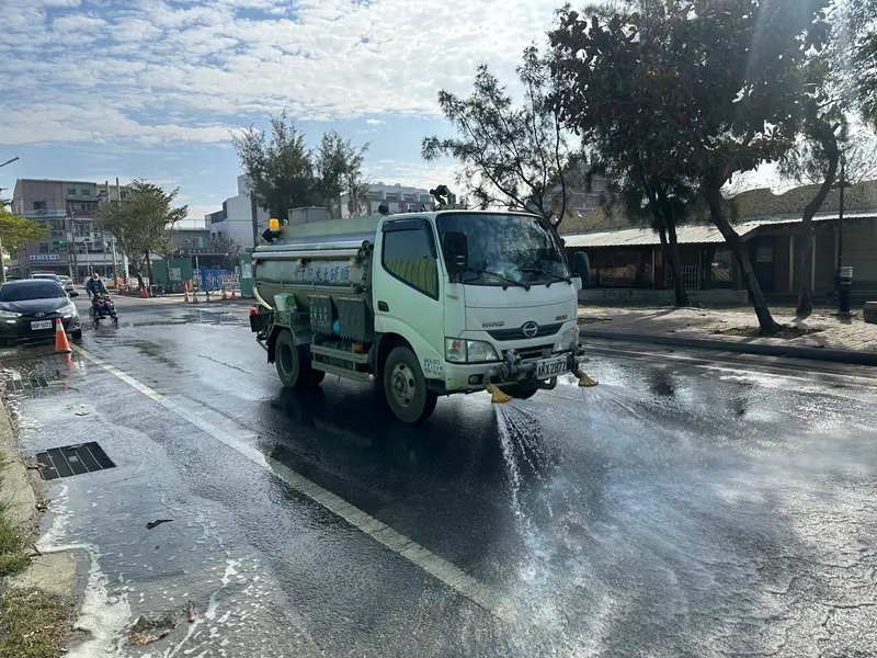 ▲台南市空氣污染紅色警示，環保局出動灑水車執行洗街作業（圖／台南市環保局提供）