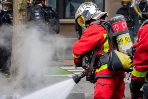 台南永康區科技公司傳火警！疑有化學品翻覆竄火煙　人員緊急疏散
