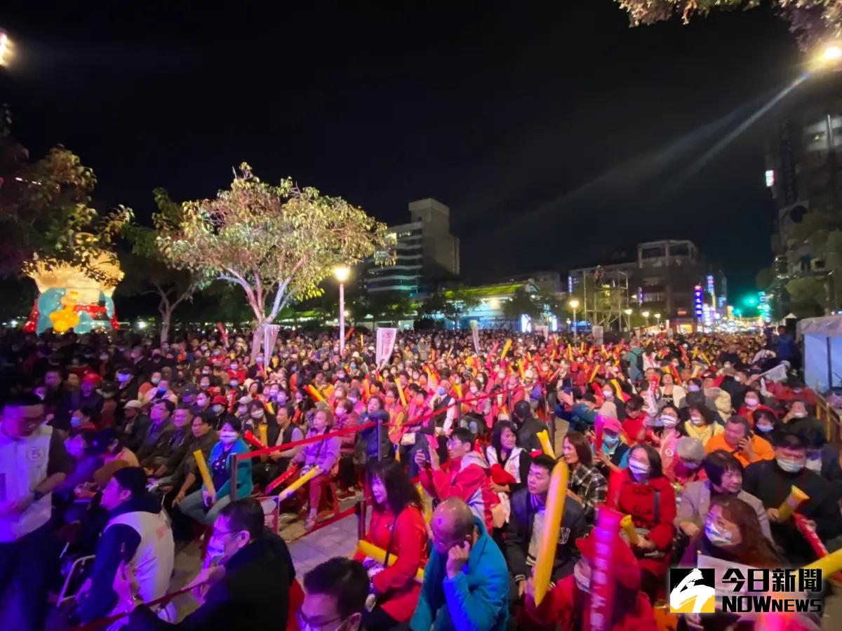 ▲于美人在選前之夜做出最後衝刺，選在龍山寺舉辦演唱會，現場多達上千位民眾到場聽歌，葉璦菱打頭陣炒熱氣氛，畫面相當熱鬧又壯觀。（圖／記者陳明中攝影）