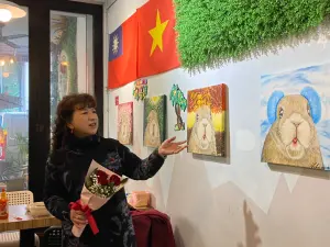 療癒畫家黃琯予小店辦畫展      免費招待百人吃越南河粉
