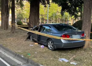 詭異自撞！高雄女駕車衝圓環分隔島「車頭全毀」　送醫搶救仍不治
