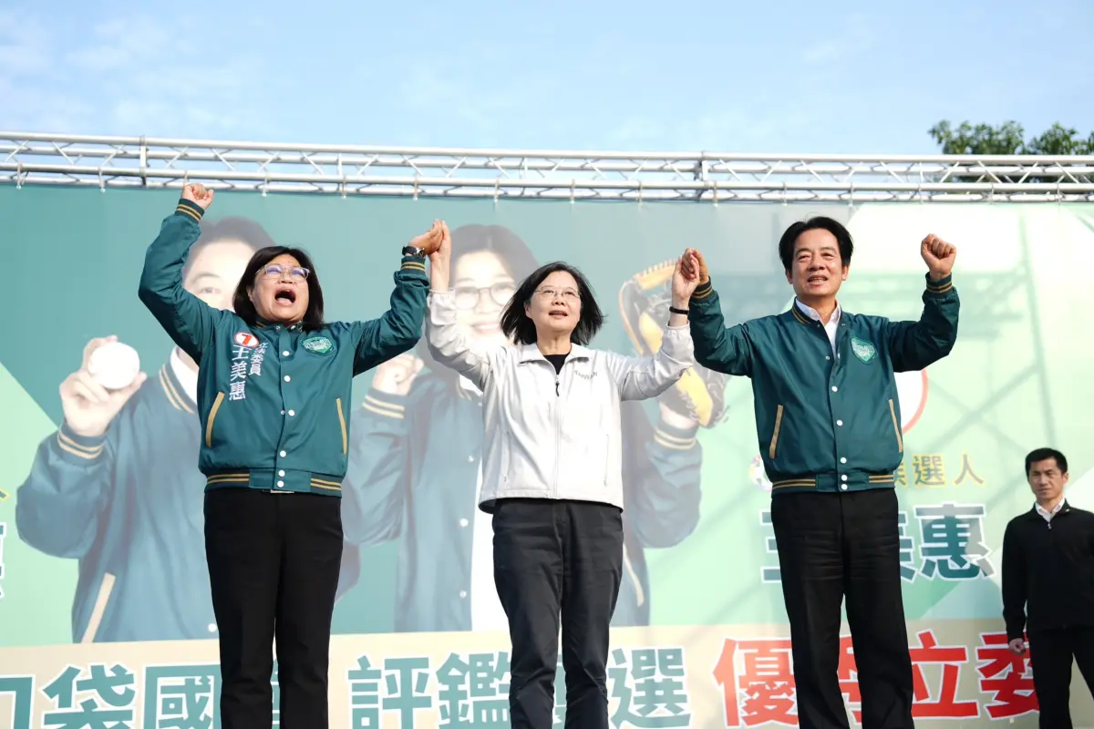 ▲《在路上》正副駕駛蔡英文與賴清德在嘉義市同框，力挺王美惠高票連任，蔡英文更大讚王美惠在地方一台機車跑透透，從未看過這麼接地氣的立委。（圖／民進黨提供）
