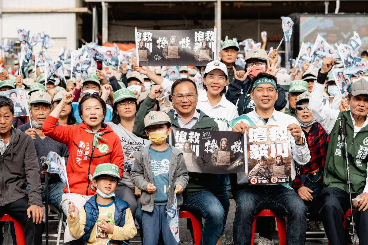 ▲民進黨左營楠梓立委候選人李柏毅今（6）日下午偕同不分區立委候選人王義川，於在楠梓鳳屏宮舉辦「廟口開講」。（圖／李柏毅競辦提供）