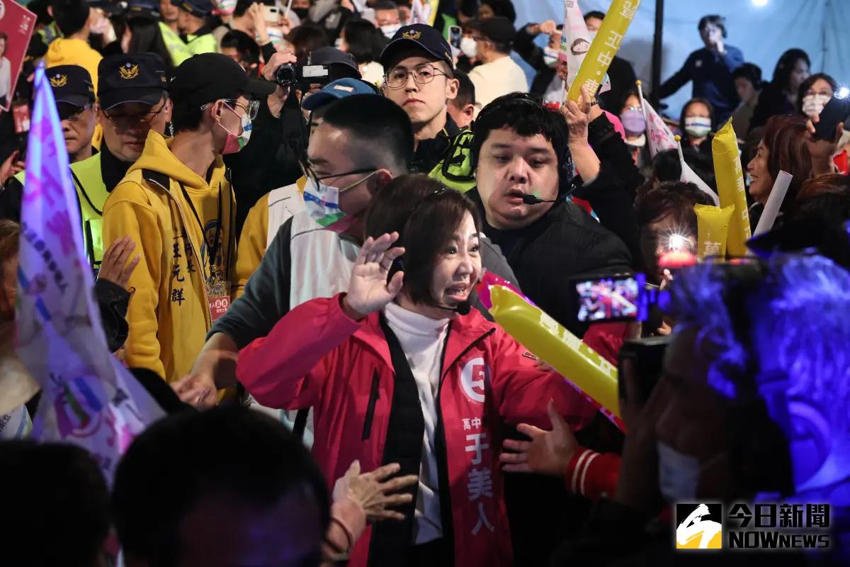 ▲于美人選前之夜最後進場，現場上千人夾道簇擁，她也感性發表長達5分鐘的談話，「人民在我心中如同神明」，希望選上後服務人民。（圖／記者陳明中攝影）