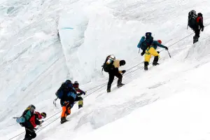 登山／14名紐西蘭人冬季前往珠穆朗瑪峰基地營　嚮導：廁所都結凍

