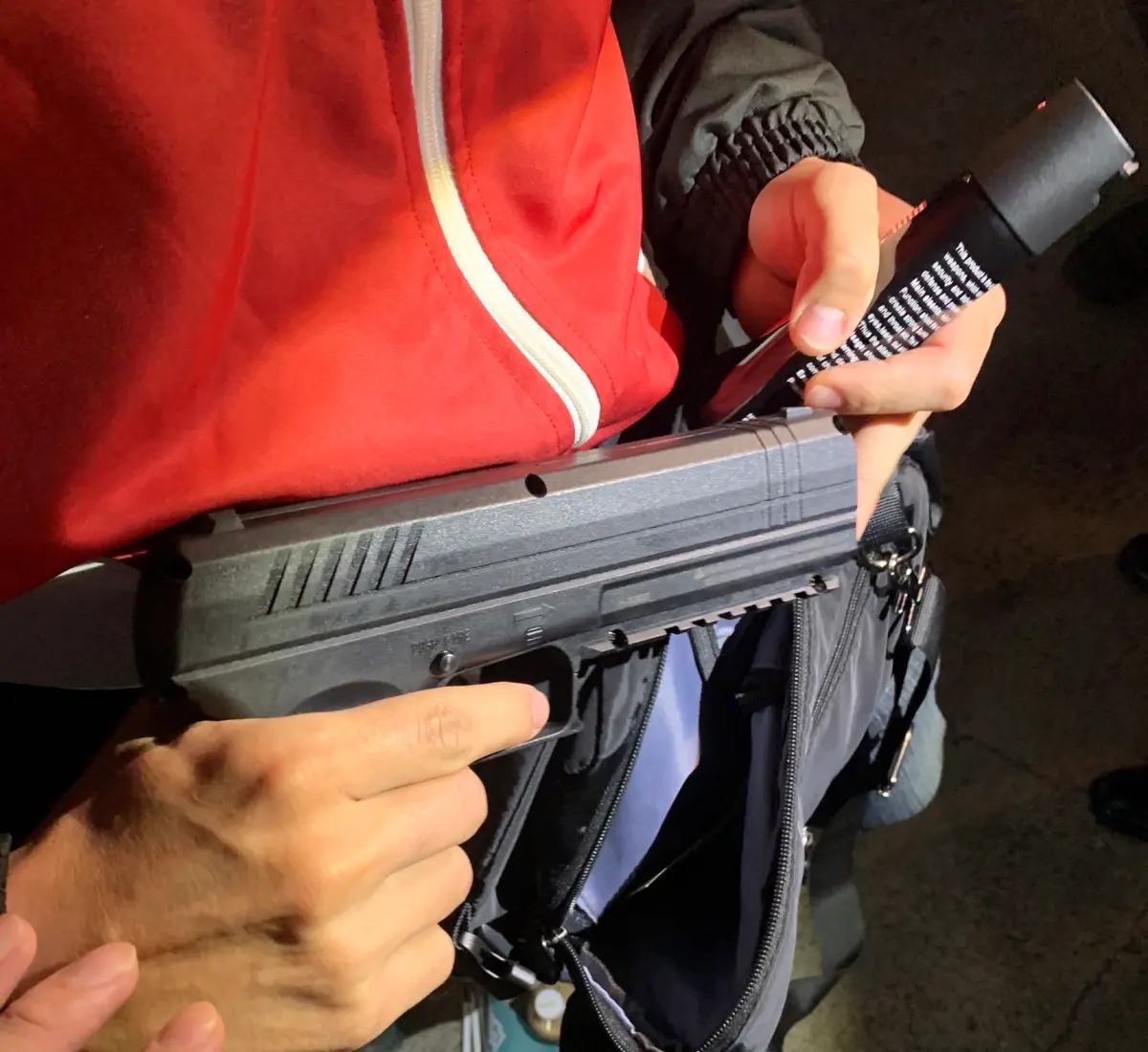 ▲民眾黨總統候選人柯文哲在台中造勢，安檢時查獲一名32歲男子，無故攜帶鎮暴槍1把、彈匣1個以及辣椒噴霧，遭移送法辦。(圖／柯競辦提供)