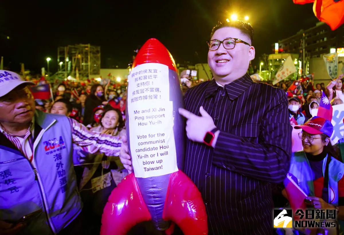 ▲神似北韓領導人金正恩的國外網紅現身侯友宜造勢晚會現場，手捧氣球導彈表示，「侯友宜不當選，我就炸掉台灣！」（圖／記者李春台攝，2024.01.06）
