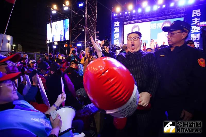 ▲這位假金正恩最後被警方強制驅離，離開晚會現場時，表情也十分的誇張。（圖／記者李春台攝，2024.01.06）