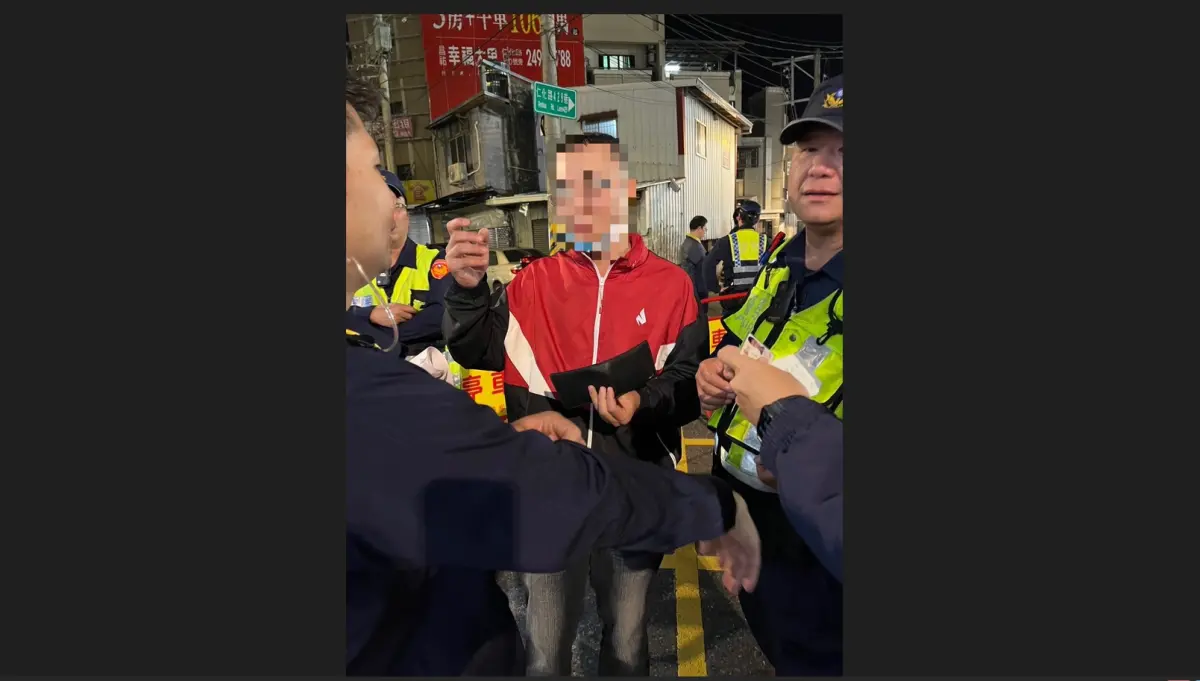 ▲姚姓男子於安檢時，被國安局人員搜出一把空氣槍、4顆辣椒彈。（圖／霧峰警分局提供，2024.01.07）