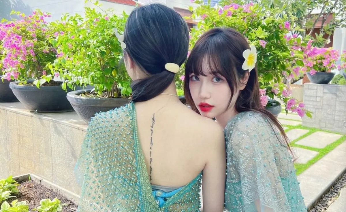 ▲YouTuber尼克的妹妹經常在頻道當中以旁白、遮臉的模式參與影片，藏臉五年近日終於公開真面目啦！（圖/尼克IG）