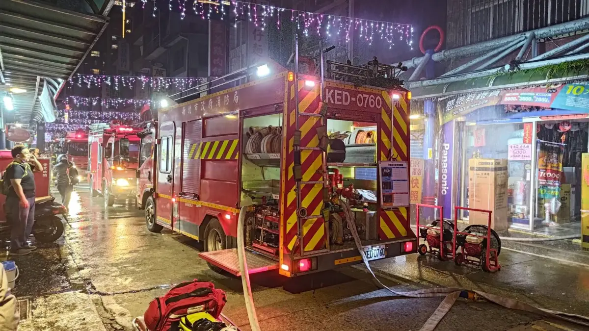 ▲6日晚間，新北市新店區光明街某透天厝，驚傳發生火警，88歲老翁倒臥4樓屋內靠前陽台處，發現時已無生命跡象，被緊急送往新店慈濟醫院搶救，詳細火災發生原因還需再釐清。（圖／翻攝畫面）