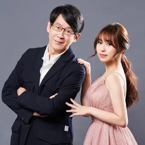 ▲冠佑的女兒「小玫瑰」劉芯妤(右),笑稱聽了五月天17年,一直都很喜歡。(圖/劉芯妤IG) ▲冠佑的女兒「小玫瑰」劉芯妤(右),笑稱聽了五月天17年,一直都很喜歡。(圖/劉芯妤IG)