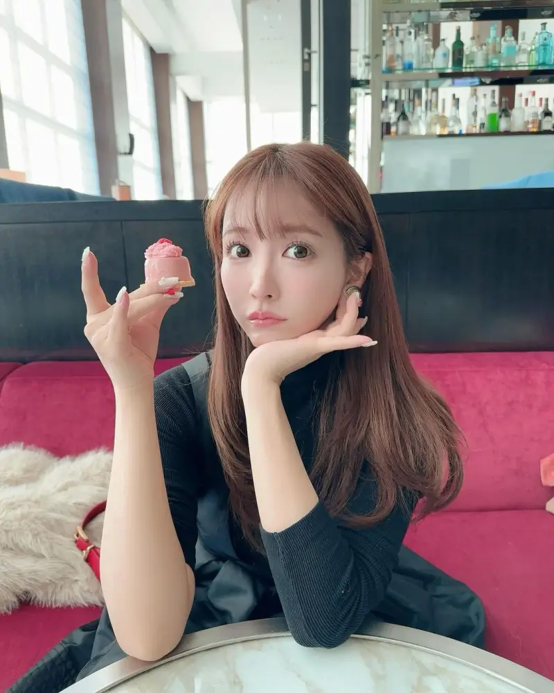 ▲▼三上悠亞「甜不辣手」與性感身材呈現反差萌。（圖／三上悠亞Instagram）