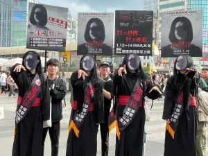 總統大選出奇招!4號候選人掃街拜票 女《鬼》現身西門町幫助攻