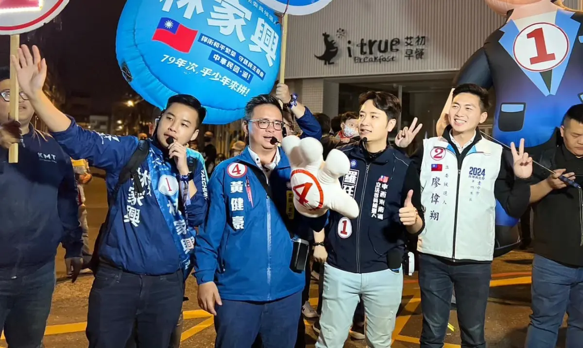 ▲「台中F4」等4名藍營小雞，昨晚在柯文哲造勢場外尋求支持。（圖／翻攝羅廷瑋臉書，2024.01.07）