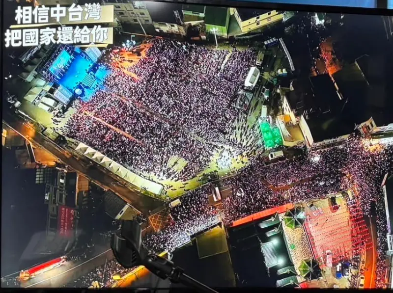 ▲柯文哲昨晚在台中市的造勢晚會大爆滿，人潮外溢到周邊道路。（圖／翻攝柯文哲臉書，2024.01.07）