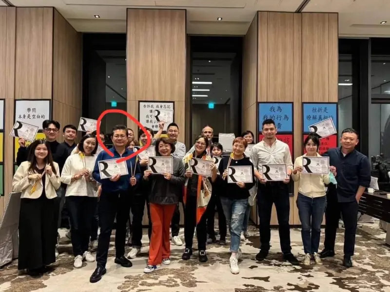 ▲邱顯智今天踢爆，民眾黨提名戰國策傳播集團董事長吳春城參選不分區立委，然而吳春城去年12月仍然出席戰國策「年度經營管理會議」。（圖／取自邱顯智臉書）