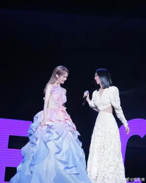 ▲楊丞琳（左）上海演唱會，與陳綺貞合唱〈魚〉。（圖／楊丞琳微博）