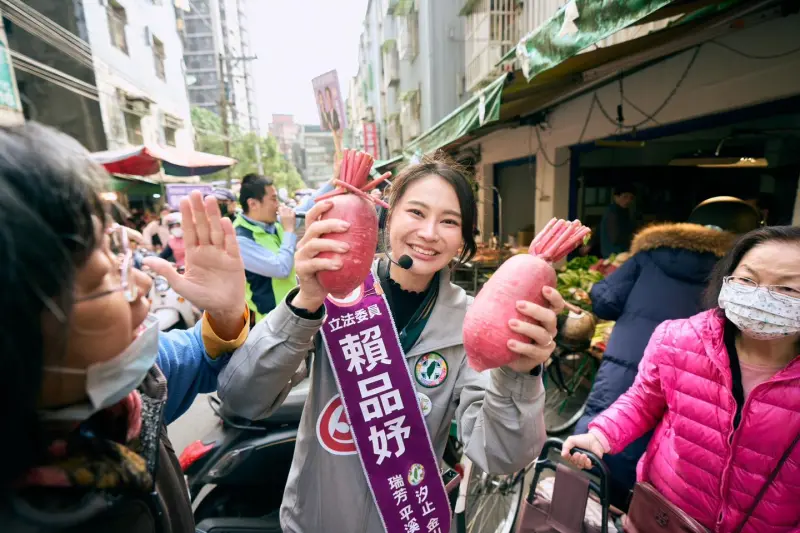 ▲賴品妤質疑，蔡正元跟邱毅的爆料來源，又是怎麼換來的？（圖／取自賴品妤臉書）